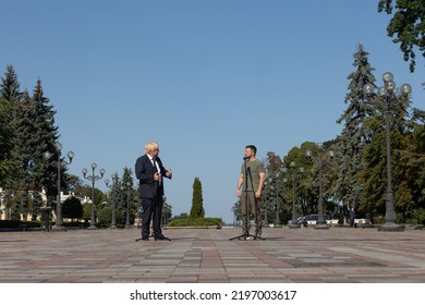 Kyiv, Ukraine, August 24 2022. Ukraine's President Volodymyr Zelenskiy And British Prime Minister Boris Johnson Unveil A Plaque With Johnson's Name On The Alley Of Bravery After A Joint News Briefing.