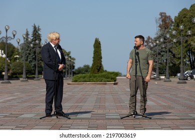 Kyiv, Ukraine, August 24 2022. Ukraine's President Volodymyr Zelenskiy And British Prime Minister Boris Johnson Unveil A Plaque With Johnson's Name On The Alley Of Bravery After A Joint News Briefing.