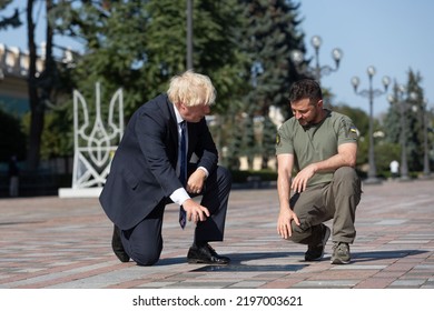 Kyiv, Ukraine, August 24 2022. Ukraine's President Volodymyr Zelenskiy And British Prime Minister Boris Johnson Unveil A Plaque With Johnson's Name On The Alley Of Bravery After A Joint News Briefing.