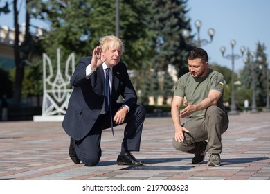 Kyiv, Ukraine, August 24 2022. Ukraine's President Volodymyr Zelenskiy And British Prime Minister Boris Johnson Unveil A Plaque With Johnson's Name On The Alley Of Bravery After A Joint News Briefing.