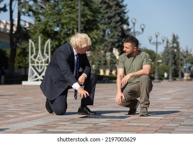 Kyiv, Ukraine, August 24 2022. Ukraine's President Volodymyr Zelenskiy And British Prime Minister Boris Johnson Unveil A Plaque With Johnson's Name On The Alley Of Bravery After A Joint News Briefing.