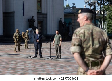 Kyiv, Ukraine, August 24 2022. Ukraine's President Volodymyr Zelenskiy And British Prime Minister Boris Johnson Unveil A Plaque With Johnson's Name On The Alley Of Bravery After A Joint News Briefing.