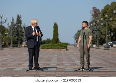 Kyiv, Ukraine, August 24 2022. Ukraine's President Volodymyr Zelenskiy And British Prime Minister Boris Johnson Unveil A Plaque With Johnson's Name On The Alley Of Bravery After A Joint News Briefing.