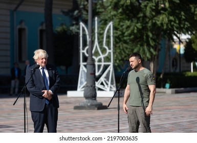 Kyiv, Ukraine, August 24 2022. Ukraine's President Volodymyr Zelenskiy And British Prime Minister Boris Johnson Unveil A Plaque With Johnson's Name On The Alley Of Bravery After A Joint News Briefing.