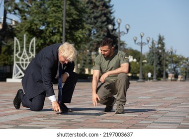 Kyiv, Ukraine, August 24 2022. Ukraine's President Volodymyr Zelenskiy And British Prime Minister Boris Johnson Unveil A Plaque With Johnson's Name On The Alley Of Bravery After A Joint News Briefing.