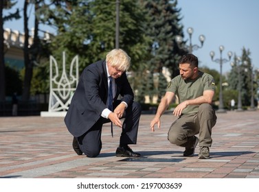 Kyiv, Ukraine, August 24 2022. Ukraine's President Volodymyr Zelenskiy And British Prime Minister Boris Johnson Unveil A Plaque With Johnson's Name On The Alley Of Bravery After A Joint News Briefing.