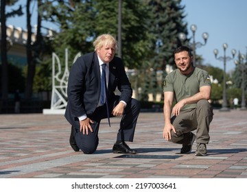 Kyiv, Ukraine, August 24 2022. Ukraine's President Volodymyr Zelenskiy And British Prime Minister Boris Johnson Unveil A Plaque With Johnson's Name On The Alley Of Bravery After A Joint News Briefing.