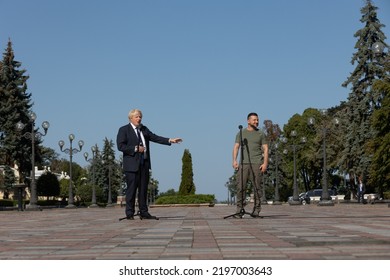 Kyiv, Ukraine, August 24 2022. Ukraine's President Volodymyr Zelenskiy And British Prime Minister Boris Johnson Unveil A Plaque With Johnson's Name On The Alley Of Bravery After A Joint News Briefing.