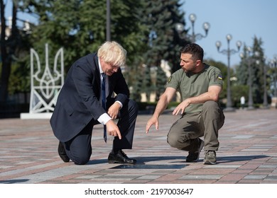 Kyiv, Ukraine, August 24 2022. Ukraine's President Volodymyr Zelenskiy And British Prime Minister Boris Johnson Unveil A Plaque With Johnson's Name On The Alley Of Bravery After A Joint News Briefing.