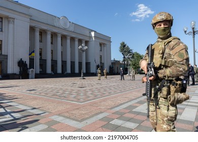 Kyiv, Ukraine, August 24 2022. Ukraine's President Volodymyr Zelenskiy And British Prime Minister Boris Johnson Unveil A Plaque With Johnson's Name On The Alley Of Bravery After A Joint News Briefing.