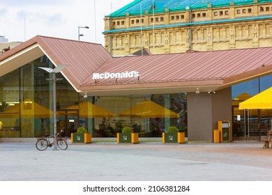 Kyiv, Ukraine. July 1, 2021. Exterior Of McDonalds Fast Food Cafe On Sunny Summer Day. Popular Restaurant Outside. A Bike Parked At The Pole. City Infrastructure, Architecture. No People On Street.