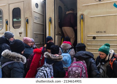 KYIV, UKRAINE - Mar. 11, 2022:War Refugees In Ukraine. People At The Kyiv Railway Station Are Evacuated To The Western Safer Areas Of The Country. Crowd Of People Boarding The Train