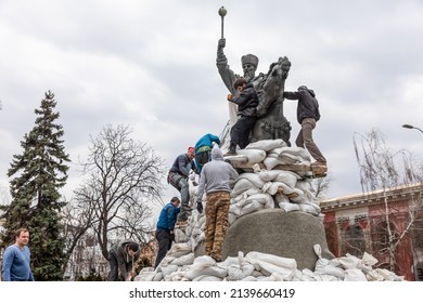 KYIV, UKRAINE - Mar. 26, 2022: Monument To Hetman Sahaidachny With Sandbags To Protect Against Russian Shelling In Kyiv. A Group Of Young People Cover The Monument With Sandbags