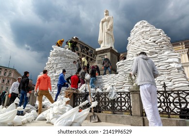 Kyiv, Ukraine, March 29, 2022, volunteers cover the monument to Princess Olga, St. Andrew the Apostle, educators Cyril and Methodius with sandbags to protect it from Russian rocket shelling