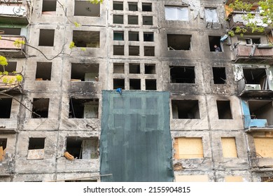 KIEW, UKRAINE - 03. Mai 2022: Krieg in der Ukraine. Komplett zerstörtes Wohngebäude, das von einer Muschel getroffen wurde, wie Russlands Angriff auf die Ukraine weiter geht, im Bezirk Obolon in Kiew.