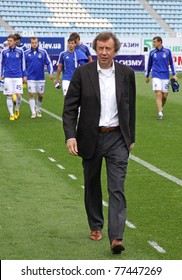 KYIV, UKRAINE - MAY 15: FC Dynamo Kyiv's Manager Yuri Semin Looks On During Ukraine Championship Game Against Volyn Lutsk On May 15, 2011 In Kyiv, Ukraine