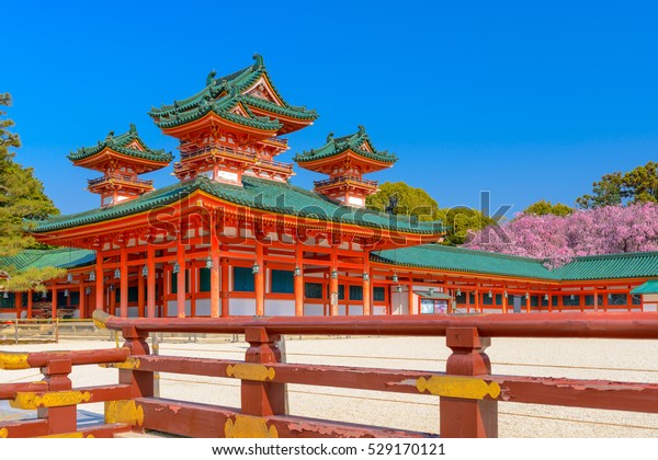 京都 日本 春の平安神宮 の写真素材 今すぐ編集