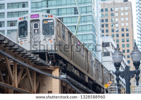 L Train in Chicago  on the track transporting passengers around the city. Stock fotó © 