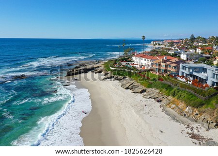 La Jolla Beach Strand with Houses and blue water