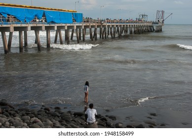 La Libertad, El Salvador. 11-18-2019. Kids Are Playing On The Sea With A View Of The Port Of La Libertad.