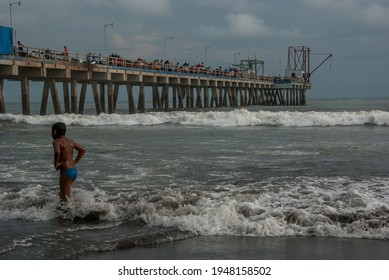 La Libertad, El Salvador. 11-18-2019. Kids Are Playing On The Sea With A View Of The Port Of La Libertad.