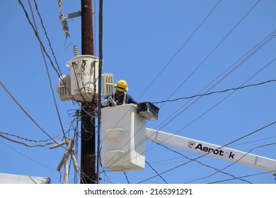 La Paz, Baja Southern California, Mexico. On May 31, 2022, A Worker From The Federal Electricity Commission (CFE) Repairs A Cable From A Crane Basket.