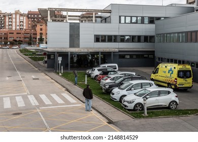 LA RIOJA, SPAIN - 04 23 2020: Logroño, Covid Revenues Increased. The Carpa (Logroño Outpatient Emergency Department) Is Full Of Patients With Covid Symptoms. 