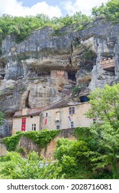 La Roque Saint Christophe: An Exceptional Troglodyte Site

 Overlooking The Vézère Valley, Perched At Dozens Of Feet High, A Long Notch In The Cliff That Has Sheltered Men Since The Dawn Of Time.