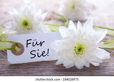 Label with the German Words Fuer Sie which means For You, with white Blossoms