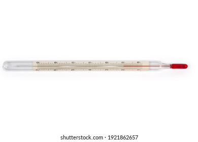 Laborglas-Thermometer mit rotem Farbstoff und Celsius-Einheiten auf weißem Hintergrund, Draufsicht