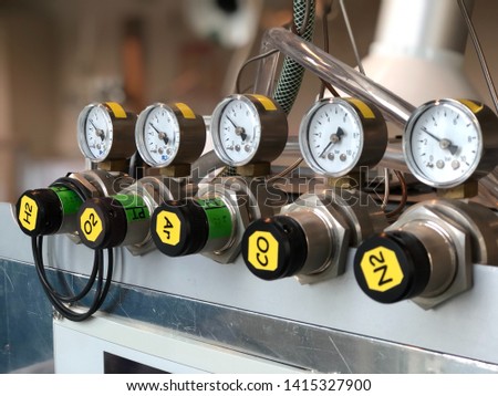 Laboratory equipment: valves with pressure gauges of inert gasses