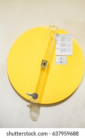 Laboratory installation for an experiment with a core and a feather