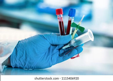 Laboratory Technician Tools For Taking Blood Sample / Lab Technician Hand Holding Blood Collection Tubes And Catheter With Tube Holder