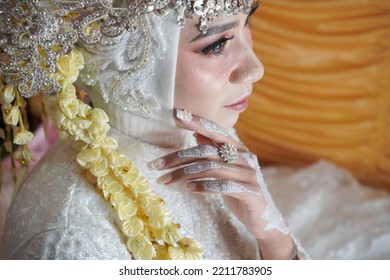 Labuan Bajo, Indonesia - July 21, 2022 : The Bride Wearing Sundanese Traditional Clothes. All White Clothes.