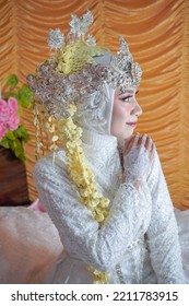 Labuan Bajo, Indonesia - July 21, 2022 : The Bride Wearing Sundanese Traditional Clothes. All White Clothes.