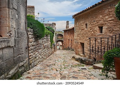 Lacoste, Vaucluse, Provence-Alpes-Cote d'Azur, France: ancient alley in the old town of the medieval village in the nature park of Luberon
					
					