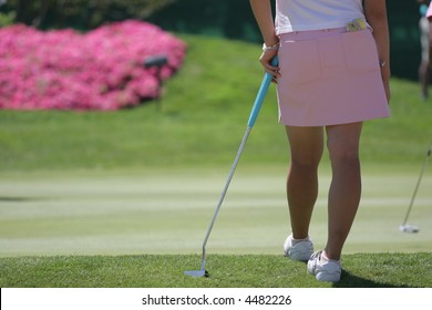 Lady golf putting
