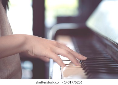 ピアノ 演奏 の画像 写真素材 ベクター画像 Shutterstock