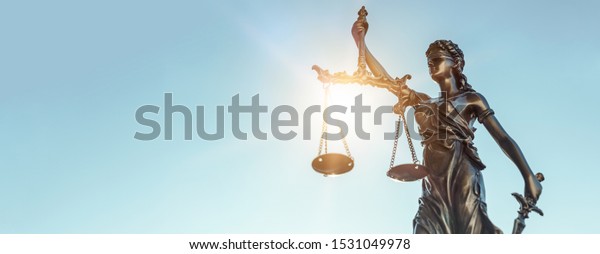 Señora justicia. Estatua de Justicia sobre fondo del cielo. Concepto jurídico y jurídico