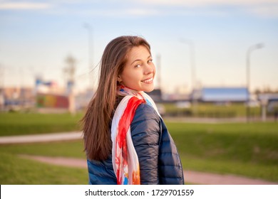 女性 横向き 歩き の写真素材 画像 写真 Shutterstock