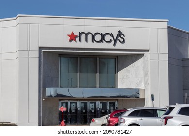 Lafayette - Circa December 2021: Macy's Mall Location. Macys Plans To Continue Closing Stores.