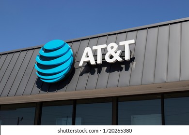 Lafayette - Circa May 2020: AT&T Cell Phone Retail Store. Amid New Social Distancing Rules, AT&T Is Offering Curbside Service.