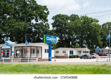 LAFAYETTE, L.A. / USA - JULY 1, 2020: Clayton Homes Of Lafayette, Mobile Home Dealer, Exterior Signage, And Sales Lot In South Louisiana. 