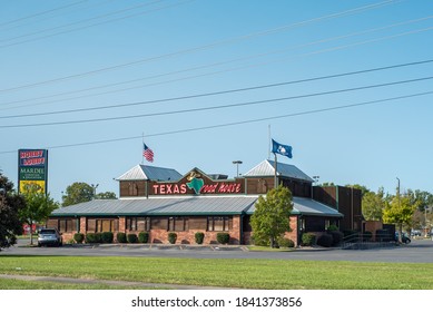 LAFAYETTE, L.A. / USA - OCTOBER 3, 2020: Texas Road House Restaurant Exterior Building, Logo, And Signage, Located In Lafayette Louisiana.