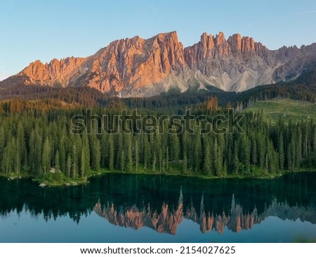Lago di Carezza (Carezza lake) and Dolomiti in Trentino-Alto-Adige, Italy Foto d'archivio © 