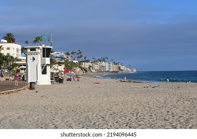 LAGUNA BEACH, CALIFORNIA - 24 AUG 2022: People Enjoying The Main Beach At The Popular Beach In Orange County.