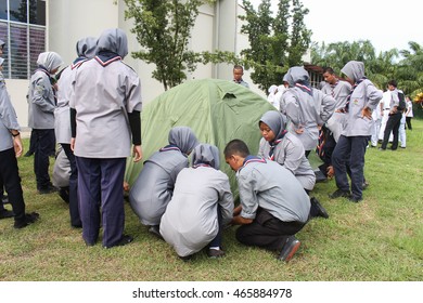 Lahad Datu, Sabah Malaysia- AUG 05, 2016: Malaysian Scouts Are Setting Up A Tent. It Is One Of The Outdoor Activities Carried Out In Uniformed Bodies Camping For Secondary School In Sabah Malaysia