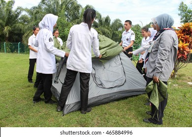 Lahad Datu, Sabah Malaysia- AUG 05, 2016: St John Ambulance Cadets Are Setting Up A Tent As One Of The Outdoor Activities Organised In Uniformed Bodies Camping For Secondary School In Sabah Malaysia