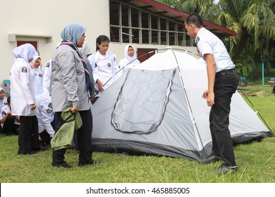 Lahad Datu, Sabah Malaysia- AUG 05, 2016: St John Ambulance Cadets Are Setting Up A Tent As One Of The Outdoor Activities Organised In Uniformed Bodies Camping For Secondary School In Sabah Malaysia