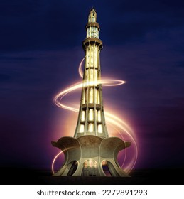 Lahore, Pakistan Minar-e-Pakistan dramáticas nubes oscuras en el fondo de los monumentos.